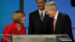 Skæbnevalg. Smilene lyver ved tv-debatten i Nevada: Tea Party-kandidaten Sharron Angle (tv.) og Senatets topdemokrat, Harry Reid er i voldsom ordkrig forud for valget på tirsdag. 