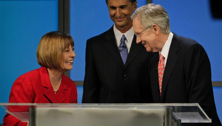 Skæbnevalg. Smilene lyver ved tv-debatten i Nevada: Tea Party-kandidaten Sharron Angle (tv.) og Senatets topdemokrat, Harry Reid er i voldsom ordkrig forud for valget på tirsdag. 