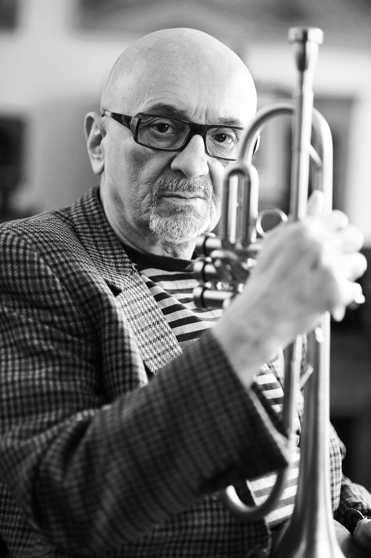 Tomasz Stanko tror på, at  udfordringer er til for at udvikle os - selv det at skulle genskabe sin tone efter at have mistet sine tænder. Han går for at være Polens vigtigste jazzmusiker. Foto: Dariusz Kawka 