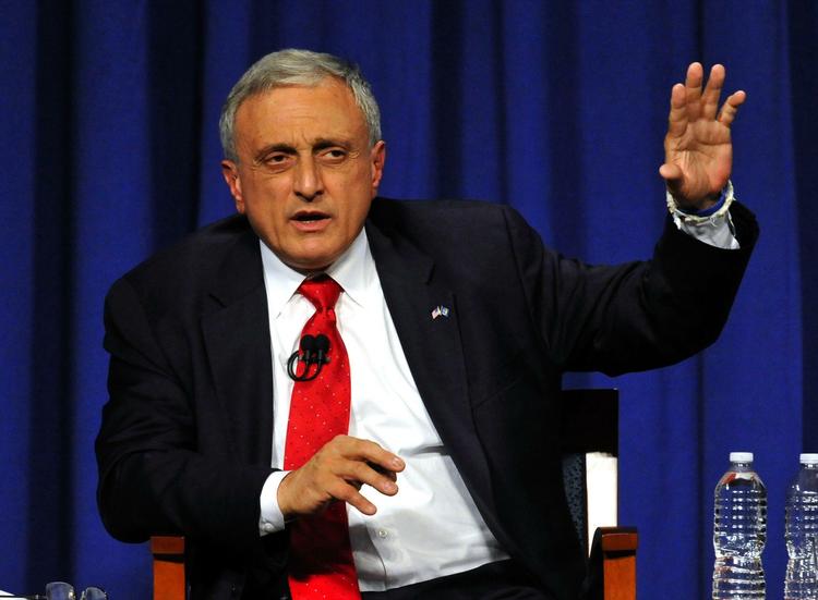 Kiks. Republikaneren Carl Paladino har ikke gjort sig heldigt bemærket i de seneste ugers valgkamp om guvernørposten i New York. 