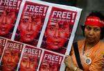 DEMOKRATIHÅB. Kvinde fra Myanmar kræver Aung San Suu Kyi løsladt af diktaturet under en demonstration på den verdenskendte demokratiforkæmpers 65 års fødselsdag. Arkivfoto. 