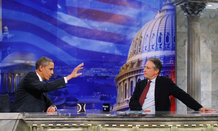 Tv-show. To kendte ansigter sad over for hinanden, Barack Obama og Jon Stewart. 