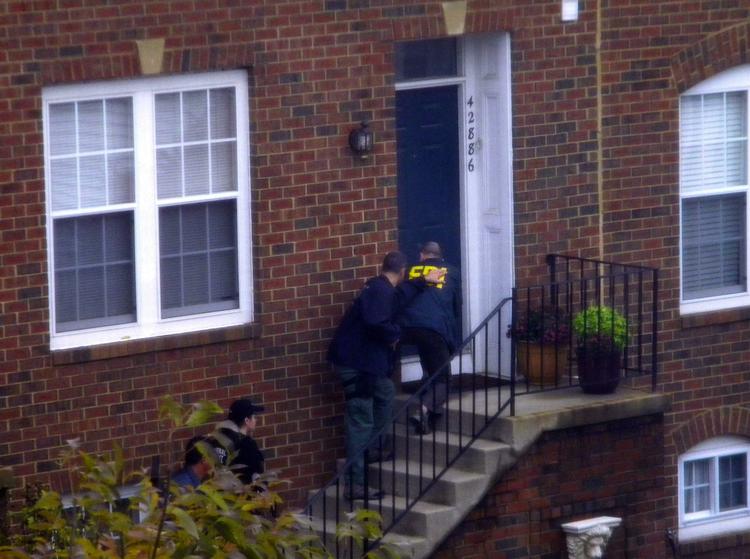 Anholdt. FBI har anholdt en 34-årig mand for planer om at bombe metrostationer i Washington. Billedet viser politiet på vej ind i mandens hjem i Virginia. 