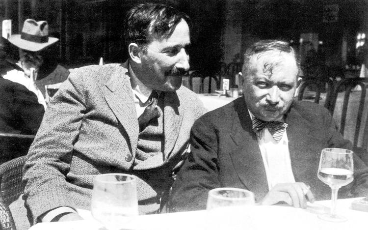 Café. Joseph Roths reportager rækker fra sociale reportager til hans tiltagende forfærdelse over det politiske forfald og nazismens fremgang i Berlin. Her ses han (th.) over et af de fatale glas i samtale med forfatteren Stefan Zweig i 1936.