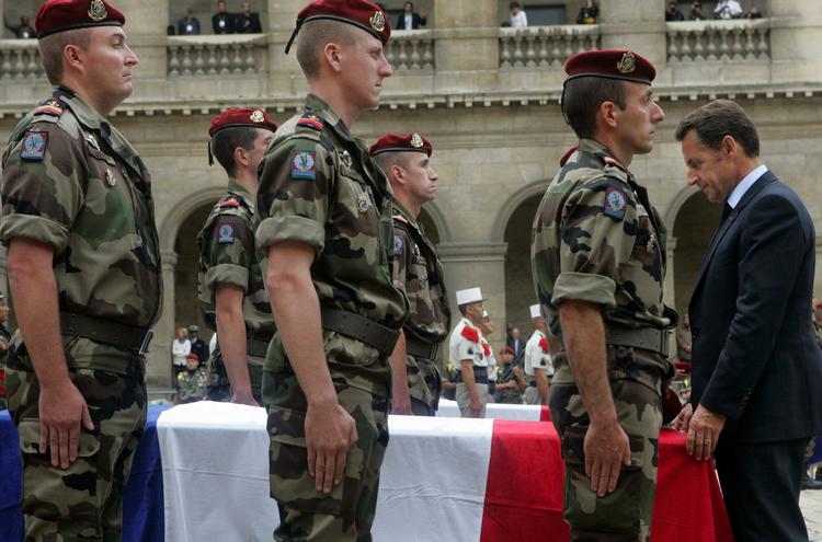 Sorg. Frankrigs præsident, Nicolas Sarkozy, fotograferet ved en tidligere lejlighed, hvor han modtager en kiste med en dræbt fransk soldat. 