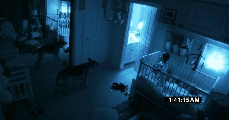 I 'Paranormal Activity' installerer et par en række overvågnignskameraer i deres hus, efter de har haft indbrud. Og så begynder gyset. 