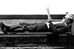 Alsidig. Med et cv på 130 teater- forestillinger og 159 filmroller var der mange manuskripter, der skulle læres. Og Ove Sprogøe tog gerne bænke og busser i brug til formålet. Fotos fra bogen: Lars Hansen, Polfoto, Jørgen Sperling og Rolf Konow