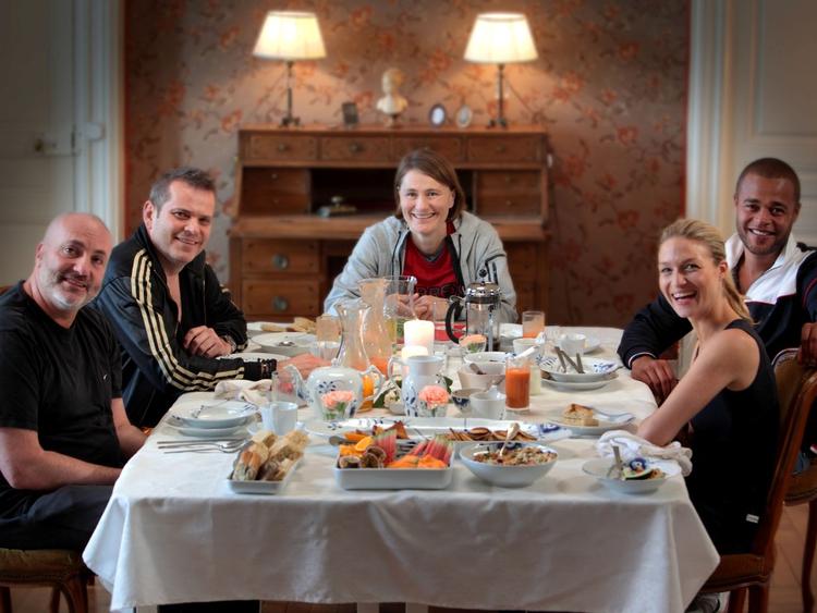 Slottet. Kim Bodnia (tv) og Hans Pilgaard (nr. 2 fra venstre) var ifølge tæt ved at ende i en alvorlig konflikt under optagelserne til TV 2-kendisprogram. De øvrige omkring bordet er Anja Andersen, Remee og Christiane Schaumburg-Müller. 