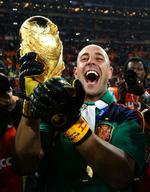 efterspurgt. Spanske Pepe Reina løfter VM-trofæet efter Spaniens sejr over Holland i finalen i Sydafrika. Arkivfoto. 