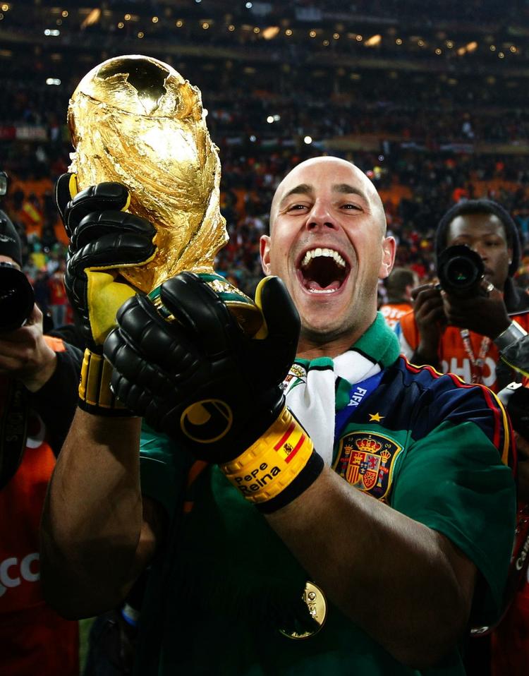 efterspurgt. Spanske Pepe Reina løfter VM-trofæet efter Spaniens sejr over Holland i finalen i Sydafrika. Arkivfoto. 