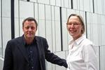 Øverstkommanderende. Maria Rørbye Rønn fotograferet i 2008 sammen med Peter Kyhl, som hun dengang afløste i DR's direktionssekretariat. 