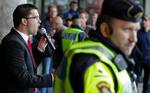 Beskyttet. Jimmie Åkesson var den store kontroversielle person under riksdagsvalget i Sverige. Her taler han under politibeskyttelse ved et møde i Stockholm i september. 