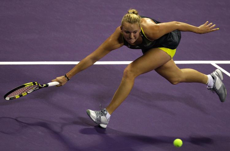 opsat. Caroline Wozniacki sikrede sig førstepladsen på verdensranglisten året ud og spillede sig videre fra sæsonfinalens puljespil med en sejr mod italienske Francesca Schiavone. 