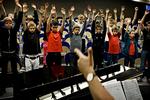 MUSIKGLÆDE. Tomlen - eller hele hånden - op for kvalificeret musikundervisning, synes drengekoret her på Sankt Annæ Skole at mene. 