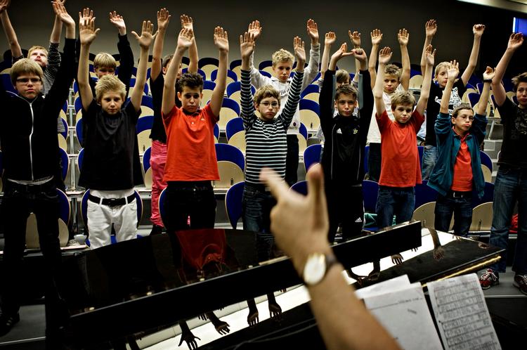 MUSIKGLÆDE. Tomlen - eller hele hånden - op for kvalificeret musikundervisning, synes drengekoret her på Sankt Annæ Skole at mene. 