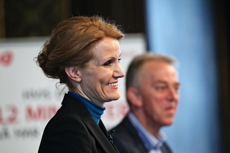 Flertal. Mens regeringen døjer med flere problematiske sager, så har Helle Thorning (S) og øvrige røde blok fint fat i vælgerne. 