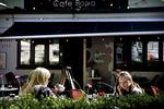Caféer som Café Bopa på Østerbro lever godt at de gavmilde forældre, der forsyner deres børn langt op i 20'erne med lommepenge. Pigerne på billedet har ikke noget med en konkrete historie at gøre. Arkivfoto 