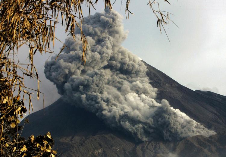 Udbrud. Vulkanen Merapi er atter gået i udbrud. Foreløbig meldes ingen dræbt. 