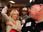 Flyverskjul. Et af de få valgkampsbilleder af den republikanske guvernør Jan Brewer fra Arizona. Hun har besluttet at vende pressen ryggen efter en uheldig optræden i en debat. Arkivfoto. 