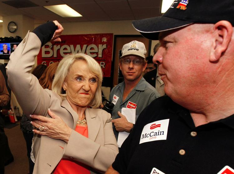Flyverskjul. Et af de få valgkampsbilleder af den republikanske guvernør Jan Brewer fra Arizona. Hun har besluttet at vende pressen ryggen efter en uheldig optræden i en debat. Arkivfoto. 