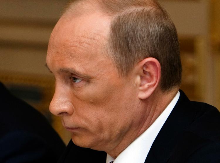 tildækket. Under en offentlig fremtræden for to dage siden var det tydeligt, at premierminister Vladimir Putin havde fået lidt mere dækkende make-up omkring det hævede venstre øje. Men ministeriet afviser, at der er noget galt med regeringslederens øje. 