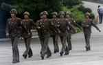 GRÆNSE. Nordkoreanske soldater marcherer gennem byen Panmunjom, der ligger på den stærkt militariserede grænse mellem de to Korea'er. Arkivfoto. 