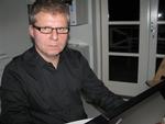 Bagmand. Han har ikke været en kompetent leder, siger Kurt Lassen, der har skrevet en bog om Kenneth Plummer. En bog, der på få dage væltede generaldirektøren. 
