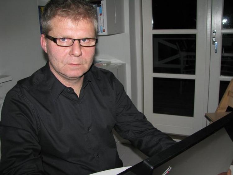 Bagmand. Han har ikke været en kompetent leder, siger Kurt Lassen, der har skrevet en bog om Kenneth Plummer. En bog, der på få dage væltede generaldirektøren. 