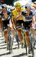 luksushjælper. Jakob Fuglsang (t.v.) kører også i den kommende sæson på hold med Fabian Cancellara (i gult) og Andy Schleck. Arkivfoto. 