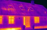I dette hus vil en varmepumpe ikke hjælpe meget, for billedet viser, at varmen fiser ud af det ældre bondehus i Skælskør. De gule farver afslører at varmen ryger ud af vinduer og døre. 