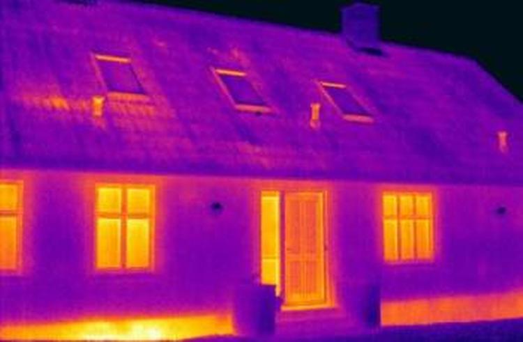 I dette hus vil en varmepumpe ikke hjælpe meget, for billedet viser, at varmen fiser ud af det ældre bondehus i Skælskør. De gule farver afslører at varmen ryger ud af vinduer og døre. 
