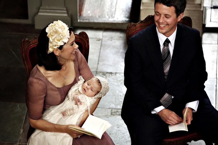 Kronprinseparrets andet barn blev en pige. Prinsesse Isabella Henrietta Ingrid Margrethe døbes i Fredensborg Slotskirke 1. juli 2007. 