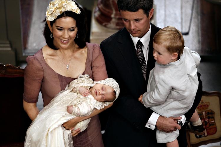 På billedet ses Kronprins Frederik, Kronprinsesse Mary, Prins Christian og Prinsesse Isabella. 