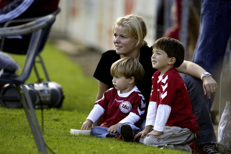 Prinserne Felix (til venstre) og Nikolai kiggede på fodboldlandsholdstræningen sammen med deres barnepige. 