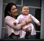 Kronprins Frederik fylder 40 år 26. maj 2008 og bliver fejret på Amalienborg Slotsplads. Her Kronprinsesse Mary med den lille prinsesse Isabella. 