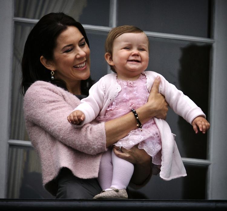 Kronprins Frederik fylder 40 år 26. maj 2008 og bliver fejret på Amalienborg Slotsplads. Her Kronprinsesse Mary med den lille prinsesse Isabella. 