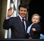 To kommende konger: Kronprins Frederik og Prins Christian vinker fra balkonen på Amalienborg til Kronprinsens 40 års fødselsdag. 