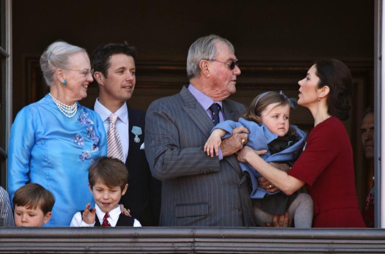 Tusindvis af danskere hyldede Dronning Margrethe II, der fyldte 70 år, på Amalienborg Slotsplads 16. april 2010. Her er Droninngen med til venstre prins Nikolai, prins Felix, kronprins Frederik, prins Henrik, prinsesse Isabella og kronprinsesse Mary. 