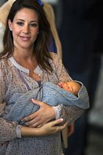 Med sin lille søn i armene forlod prinsesse Marie Rigshospitalet i København. Prinsen vejede 3032 gram og målte 49 cm ved fødslen. 