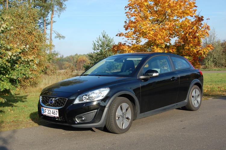 Todørs. Volvo C30 er ikke voldsomt praktisk. Adgangen  til bagsædet er udpræget besværlig. 