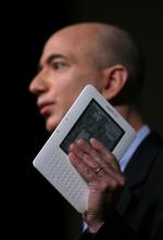 E-bog. Netboghandlen Amazons seneste salgstal viser, at salget af e-bøger i USA er i kolossal vækst. Her ses direktør for Amazon Jeff Bezos med den elektroniske e-bogslæser Kindle 2. 
