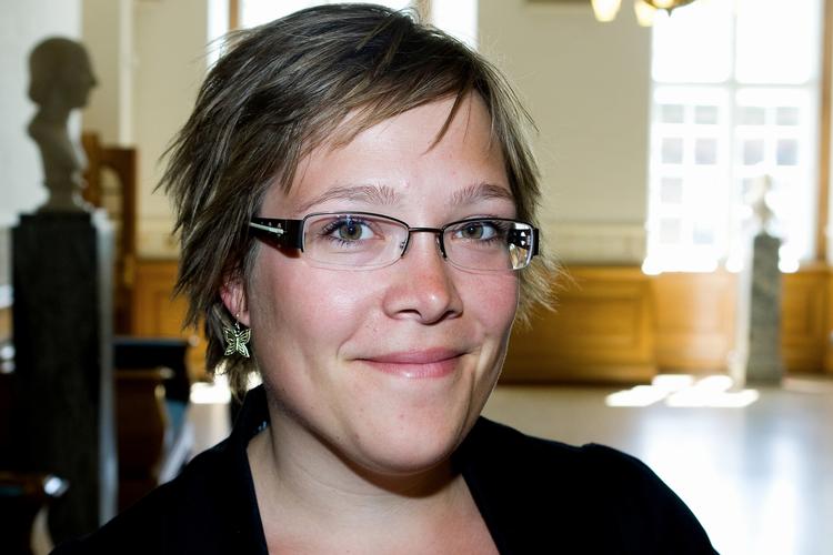 Portræt. Astrid Krag er vokset op i en familie, hvor begge forældre er universitetsuddannede, socialt indignerede og den ene ansat som gymnasielærer på det lokale gymnasium. 