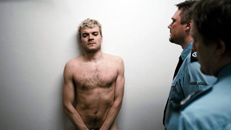 I rollen som Rune leverer Pilou Asbæk (midten) en så overbevisende præstation, at man skulle tro, han havde tilbragt lige så mange år bag tremmer som filmens øvrige medvirkende. Foto: Magnus Nordenhof Jønck 