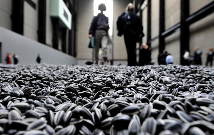 Kunst. På Tate Modern turbinehals 3.400 m2 ligger 100.000.000  håndmalede solsikkefrø i porcelæn. 