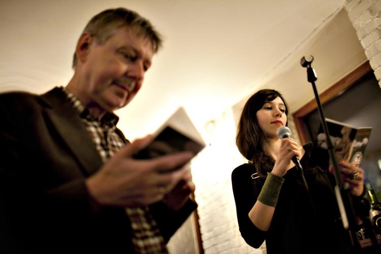 Jeg'et. Kristina Stoltz læser ved en tidligere lejlighed op af Viggo Madsens tekst. 