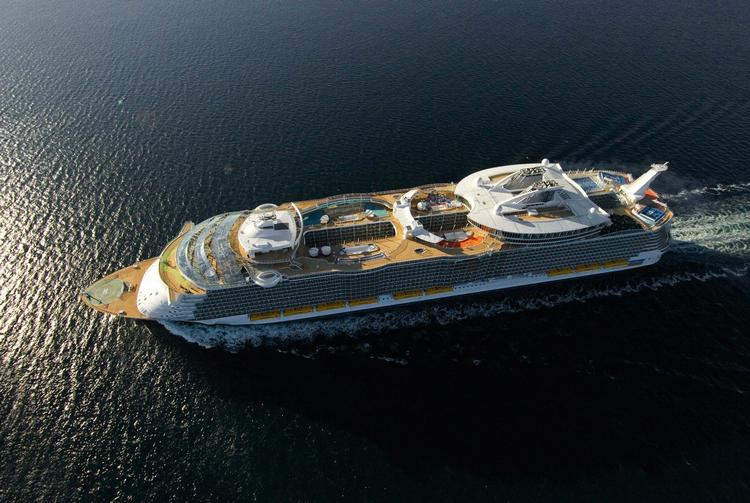 Kæmpe 'Allure of the Seas' har en skorstenshøjde på 72 meter, men inden den går under Storebæltsbroen hakkes der nogle meter af skorstenen. 