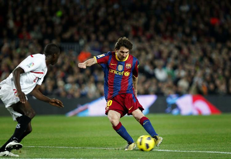 Farlig. Lionel Messi lægger an til sit mål nummer 101 for klubben. 