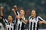 Jaaaaaaaa! Pyt med regnen. Alesandro Del Piero (th.) jubler over sejren og rekorden sammen med sine holdkammerater. 