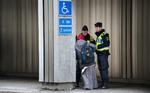 Terror. Svensk politi patruljerer flittigt for at skabe tryghed i Göteborg, hvor fire mænd mistænkes for at planlægge terror. 
