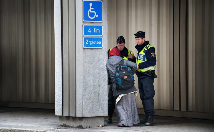 Terror. Svensk politi patruljerer flittigt for at skabe tryghed i Göteborg, hvor fire mænd mistænkes for at planlægge terror. 
